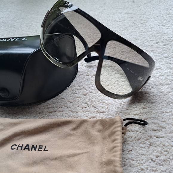 Chanel sunglasses with case & pouch - Picture 1 of 7
